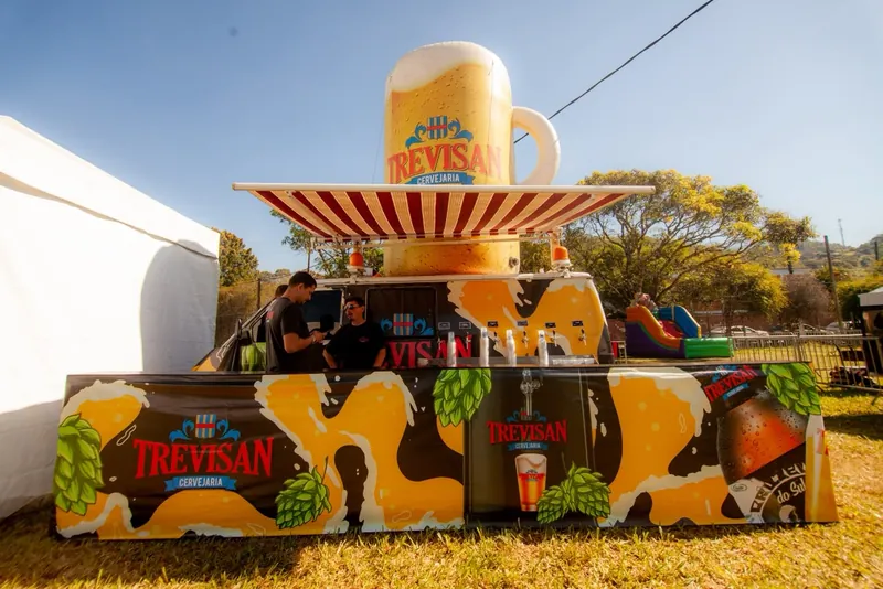Beer Truck da Cervejaria Trevisan montado em um evento ao ar livre, com uma caneca gigante de chopp no topo